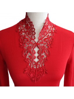 Détail col ouvert t shirt laine et soie Lea artimaglia madiava rouge manches longues