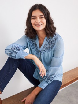 chemise brodée bleue white stuff 433007 portée vue de face