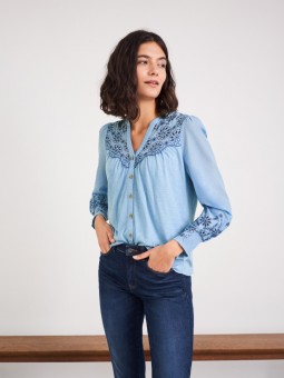 chemise brodée bleue white stuff debout