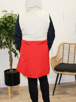 parka marine et rouge akinolaude de dos