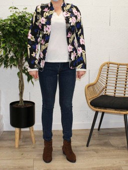 veste imprimé fleuri fond noir de face