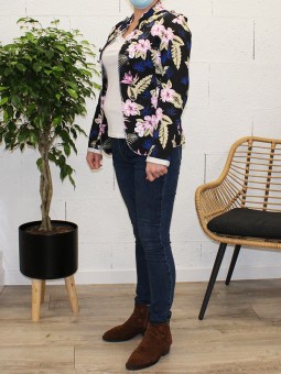 veste imprimé fleuri fond noir de coté